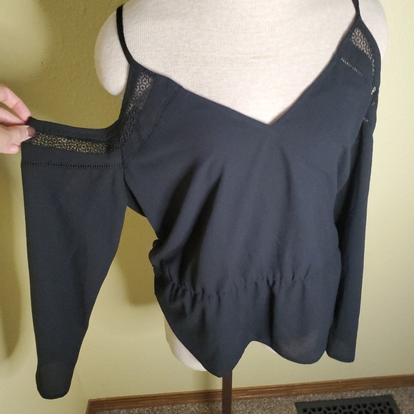 cooper & ella cold shoulder 3/4 sleeve black blouse with crochet detail - Picture 4 of 8
